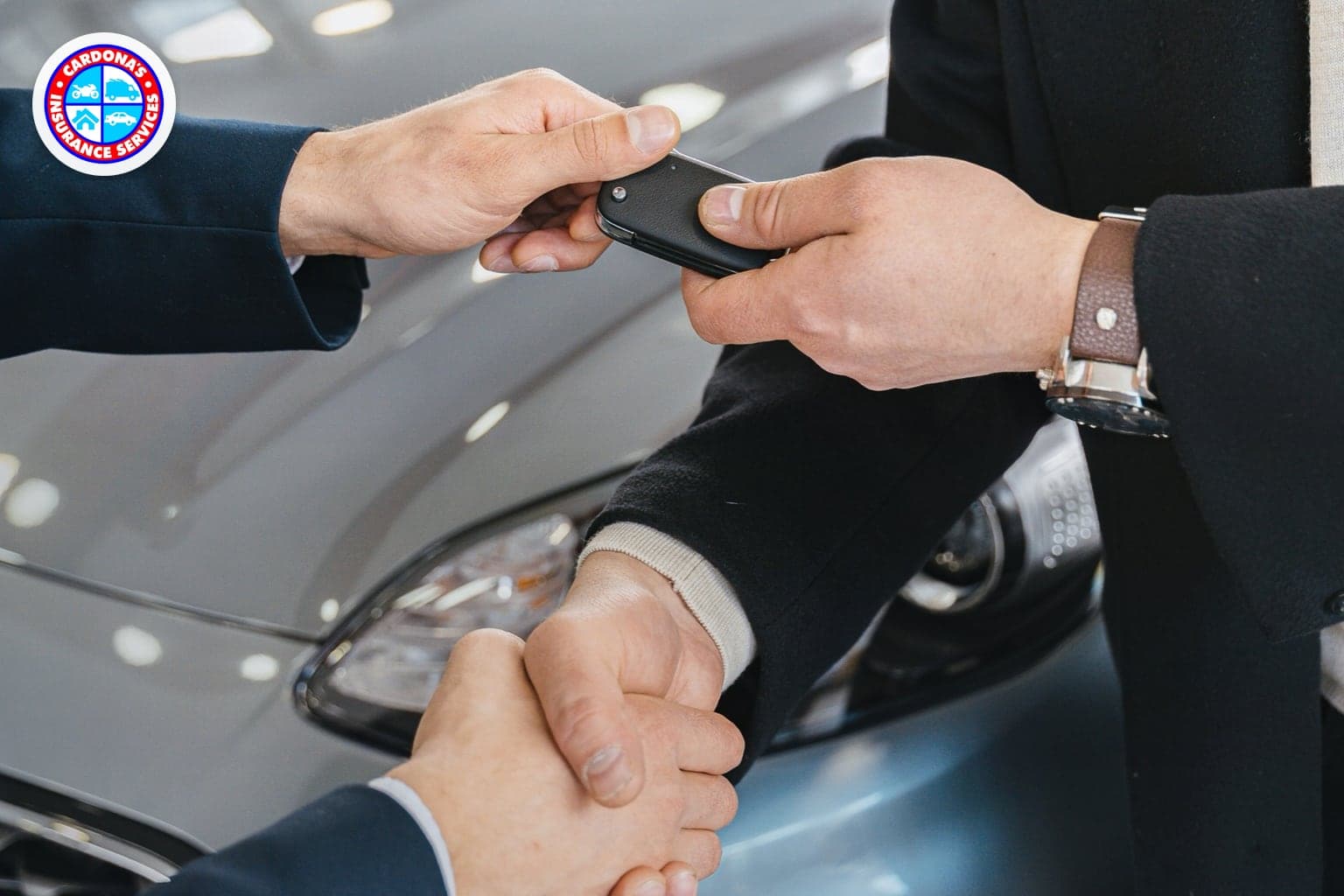 Lista de seguro de auto comercial junto a herramientas de trabajo y llaves