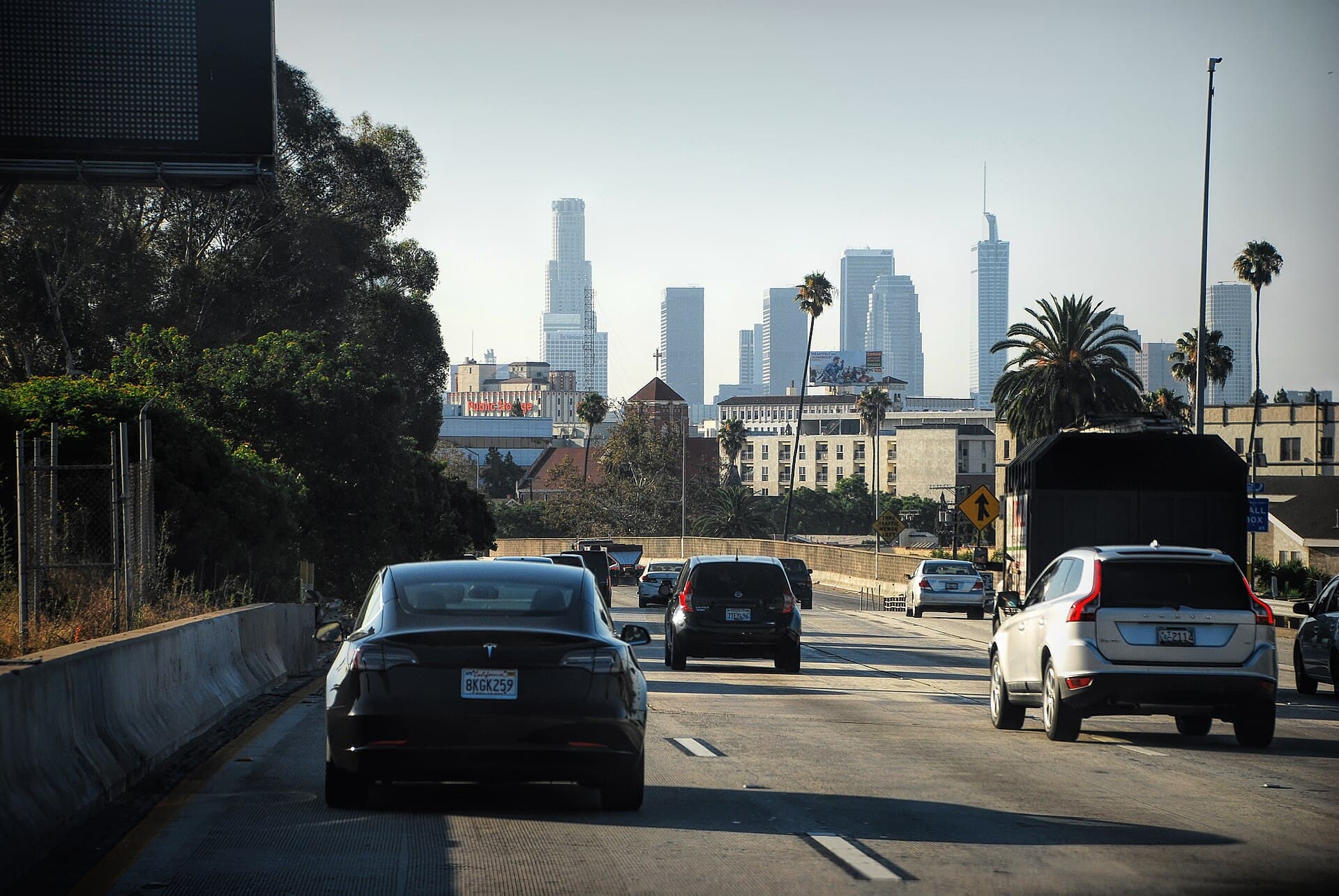 Vehículos en una autopista de Los Ángeles con el centro al fondo